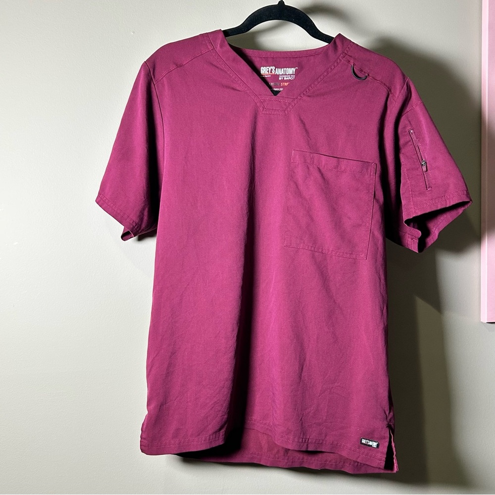 Grey's Anatomy men’s Maroon v neck Short Sleeve two pockets scrubs size S